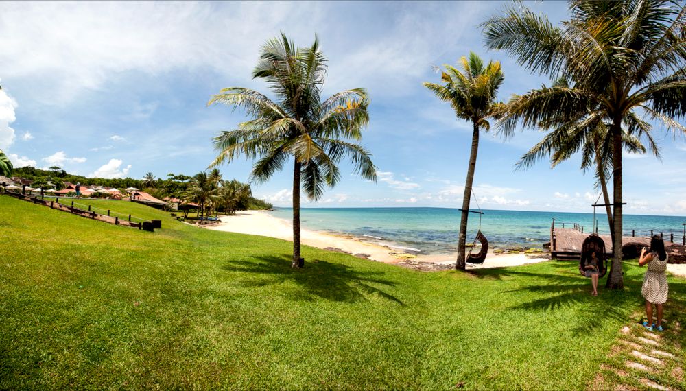 Calm seas make it perfect for beach vacations and outdoor activities like exploring floating markets and swimming (Source: Vietnam Airlines)